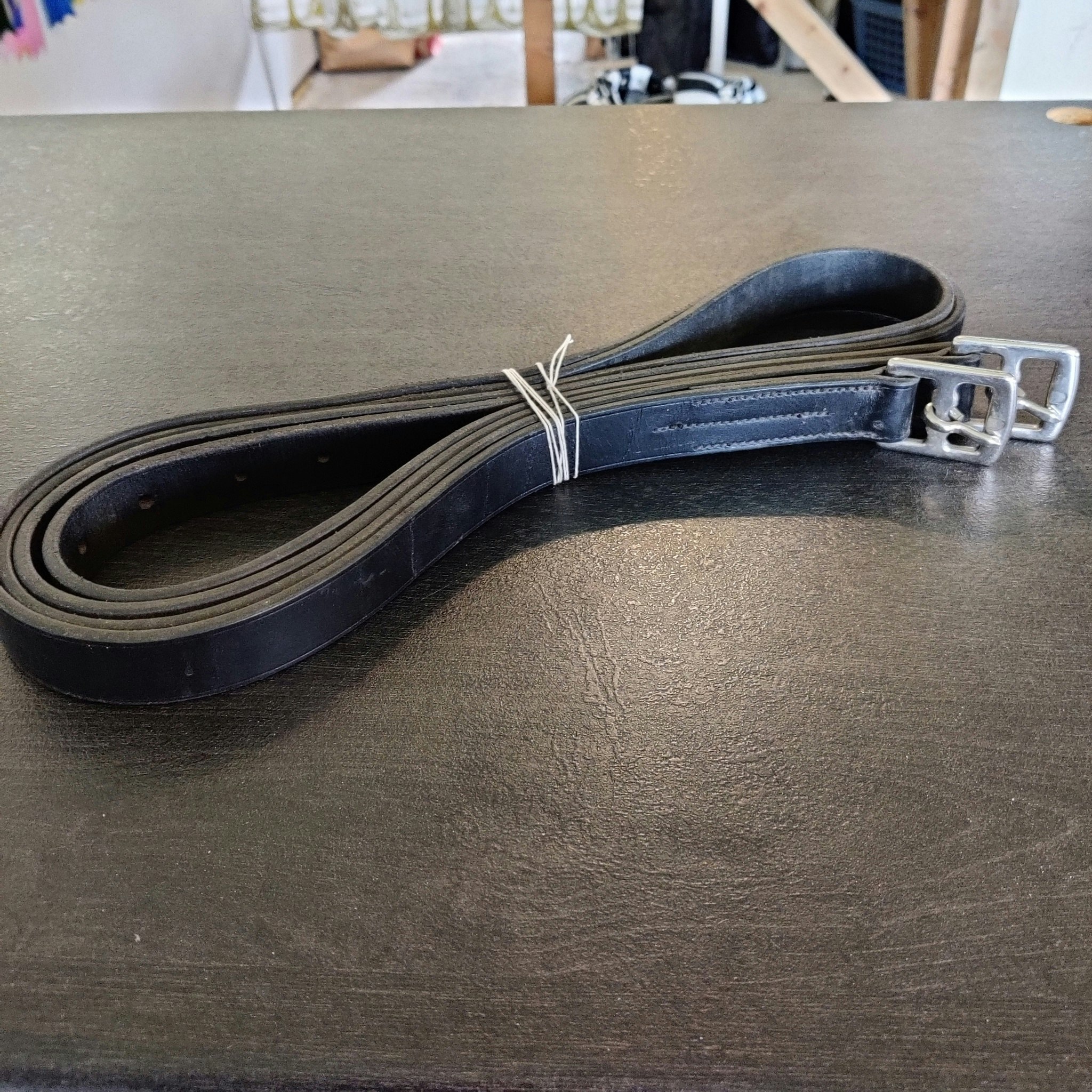 Svarta stigläder 145 cm