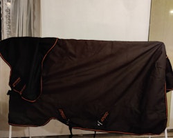 Svart vintertäcke med hals 140 cm 250 g Amigo