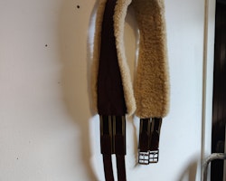Brun lädergjord med löstagbart fårskinn 135 cm HANSBO