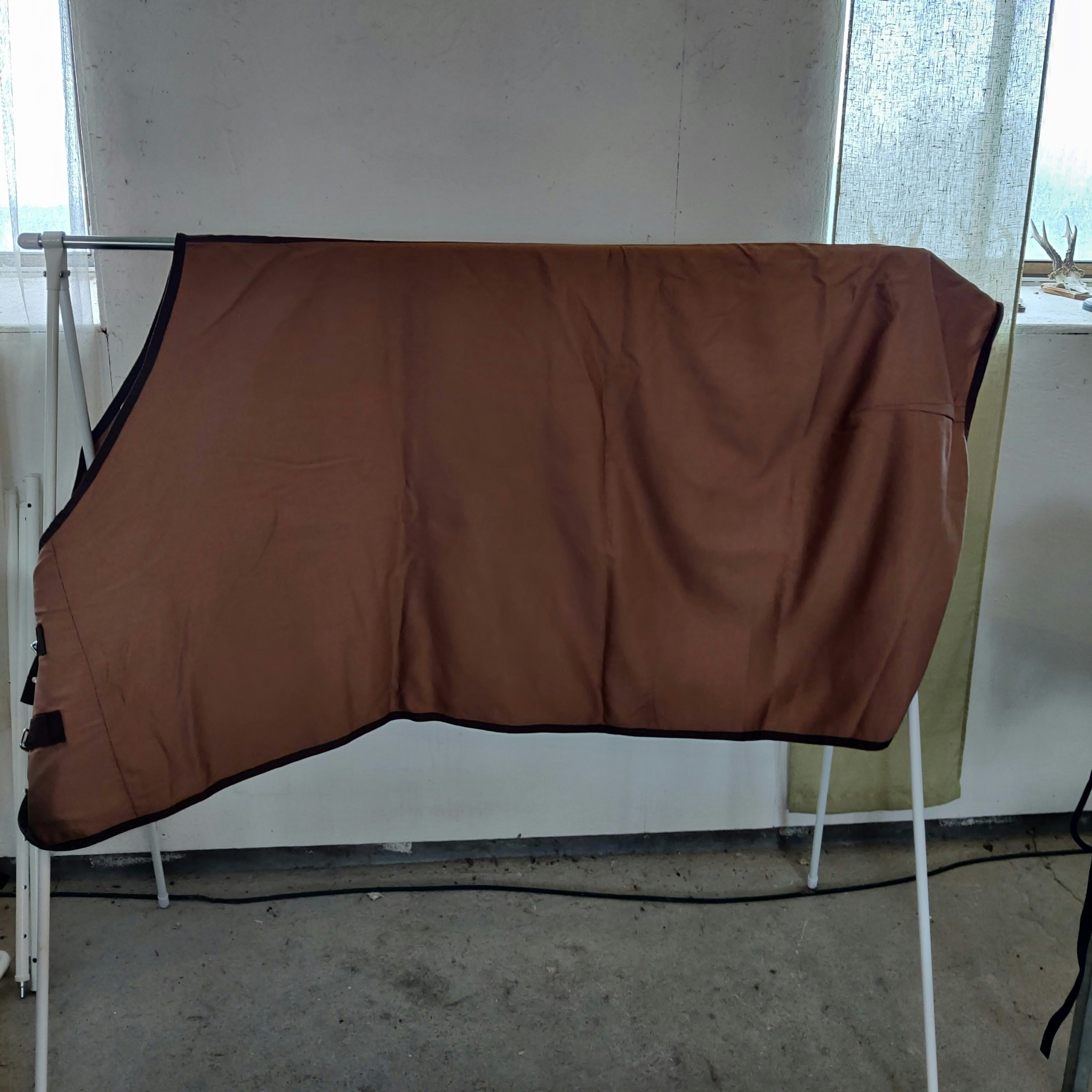 Brunt stalltäcke 145 cm