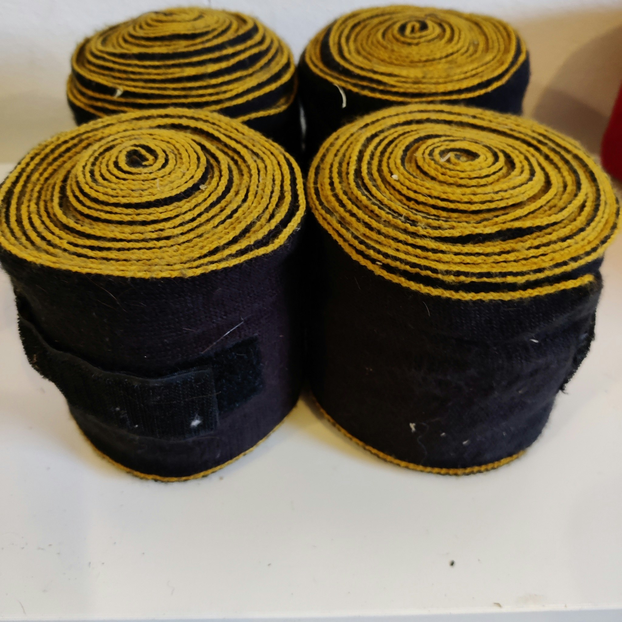 4 svart/gula akryllindor vändbara
