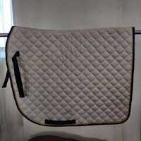 Vitt dressyrschabrak Kerbl FULL