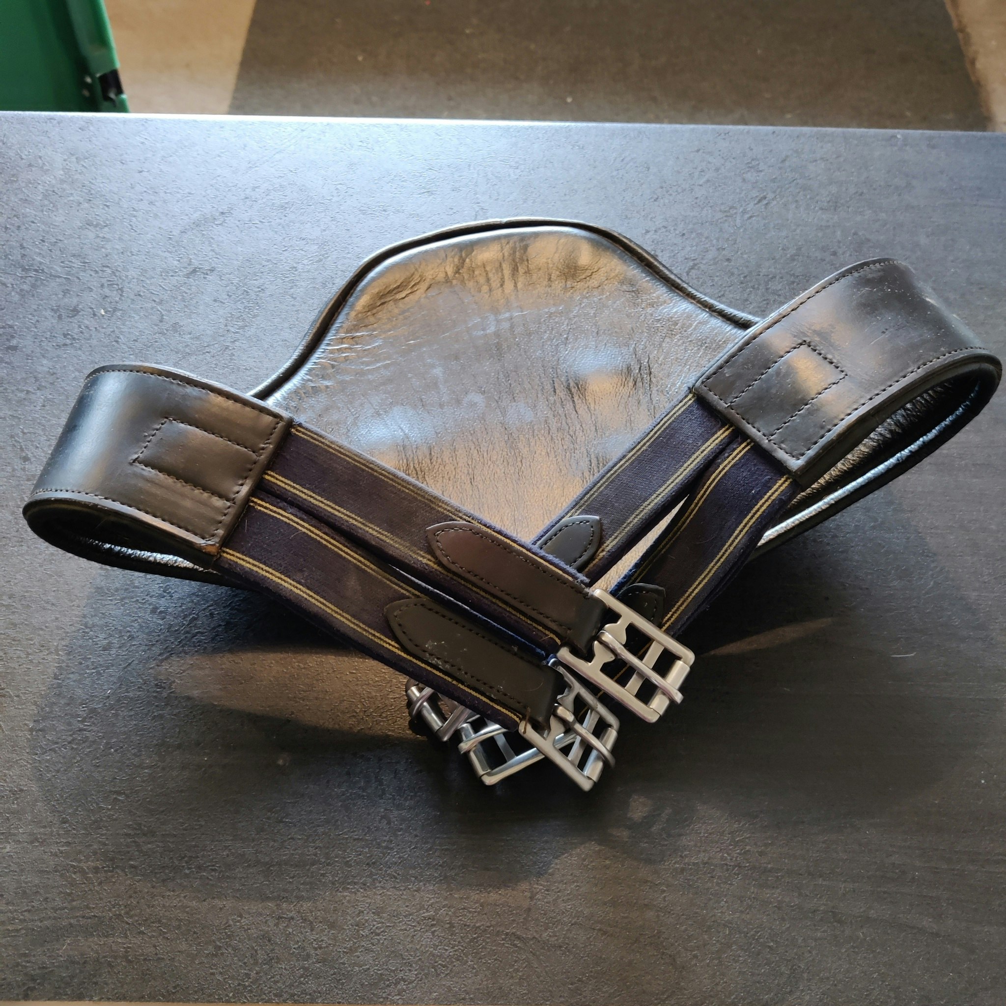 Svart magplattegjord 120 cm