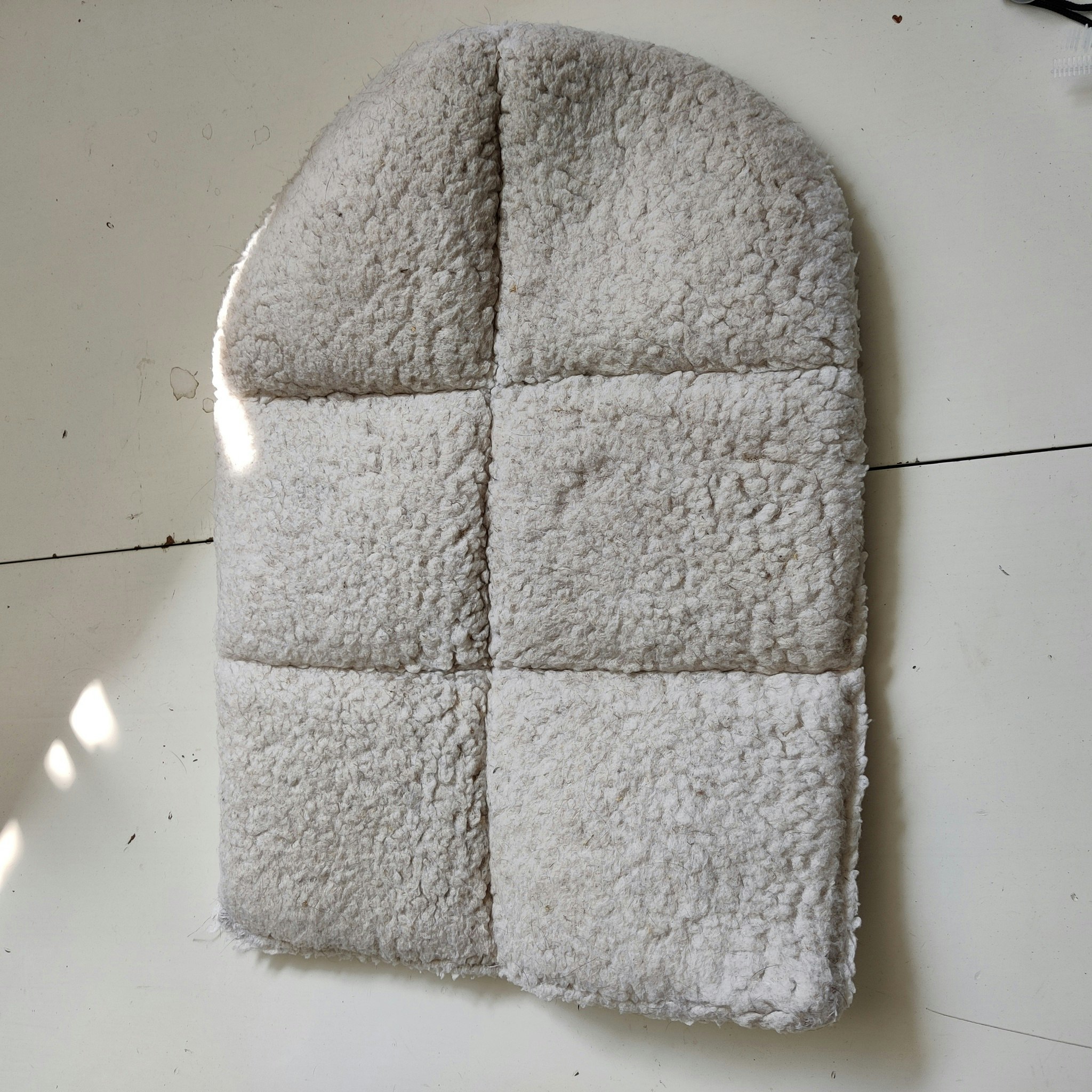 Vit sadelpadd teddy FULL