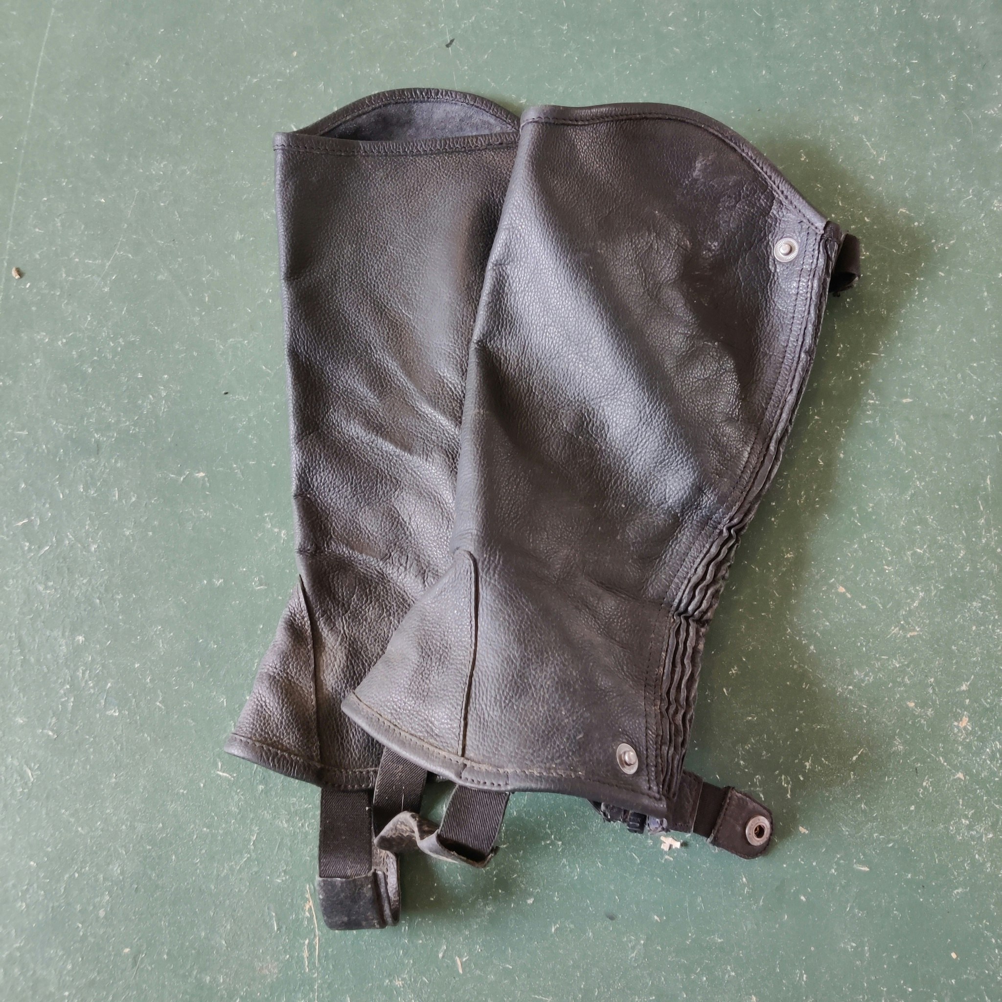 Svarta shortchaps 35 cm höga 40 cm vida CRW LARGE