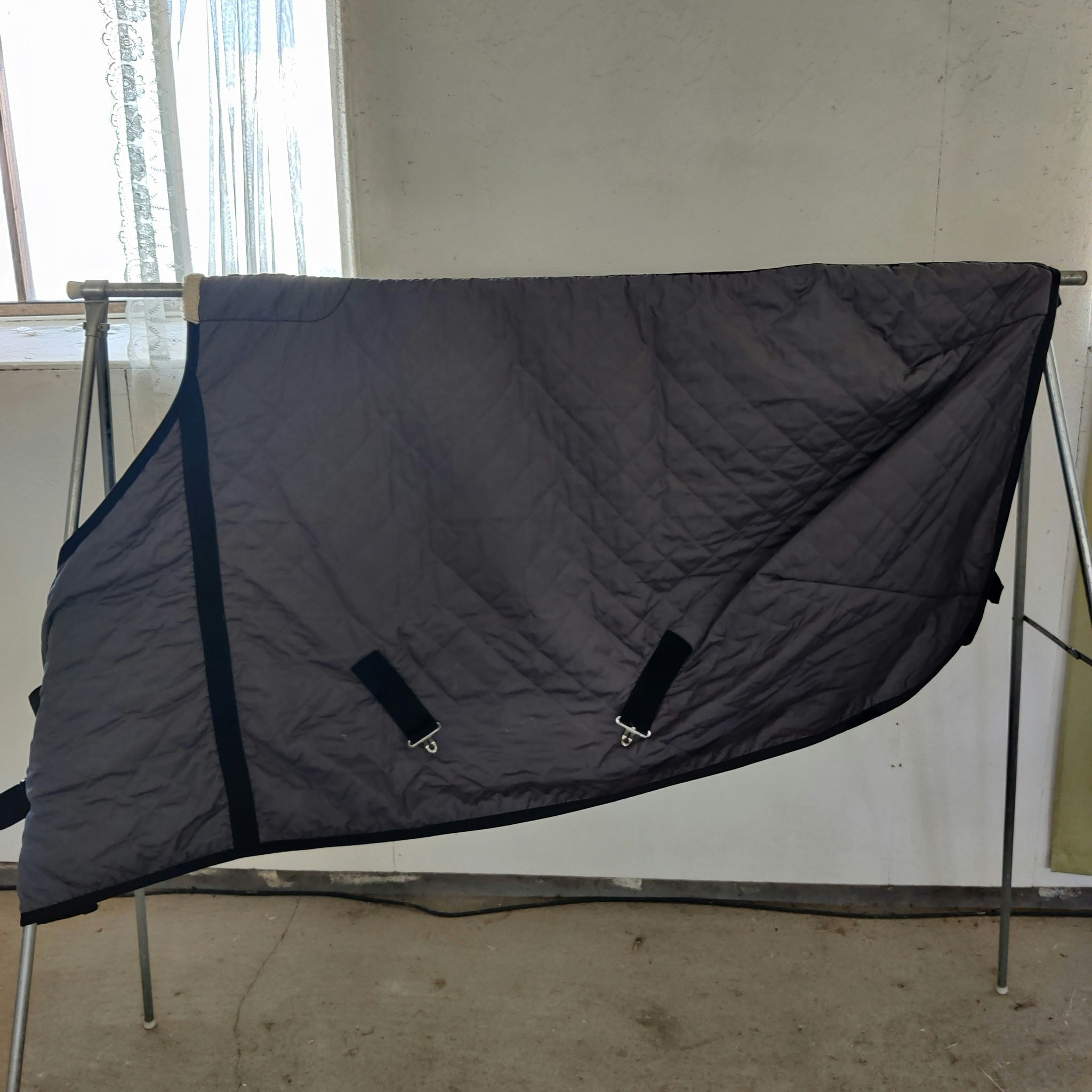 Grått stalltäcke 125 cm ca 150 g HKM