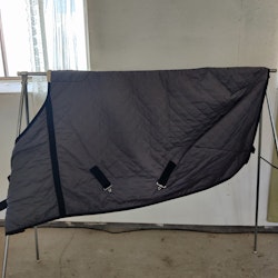 Grått stalltäcke 125 cm ca 150 g HKM