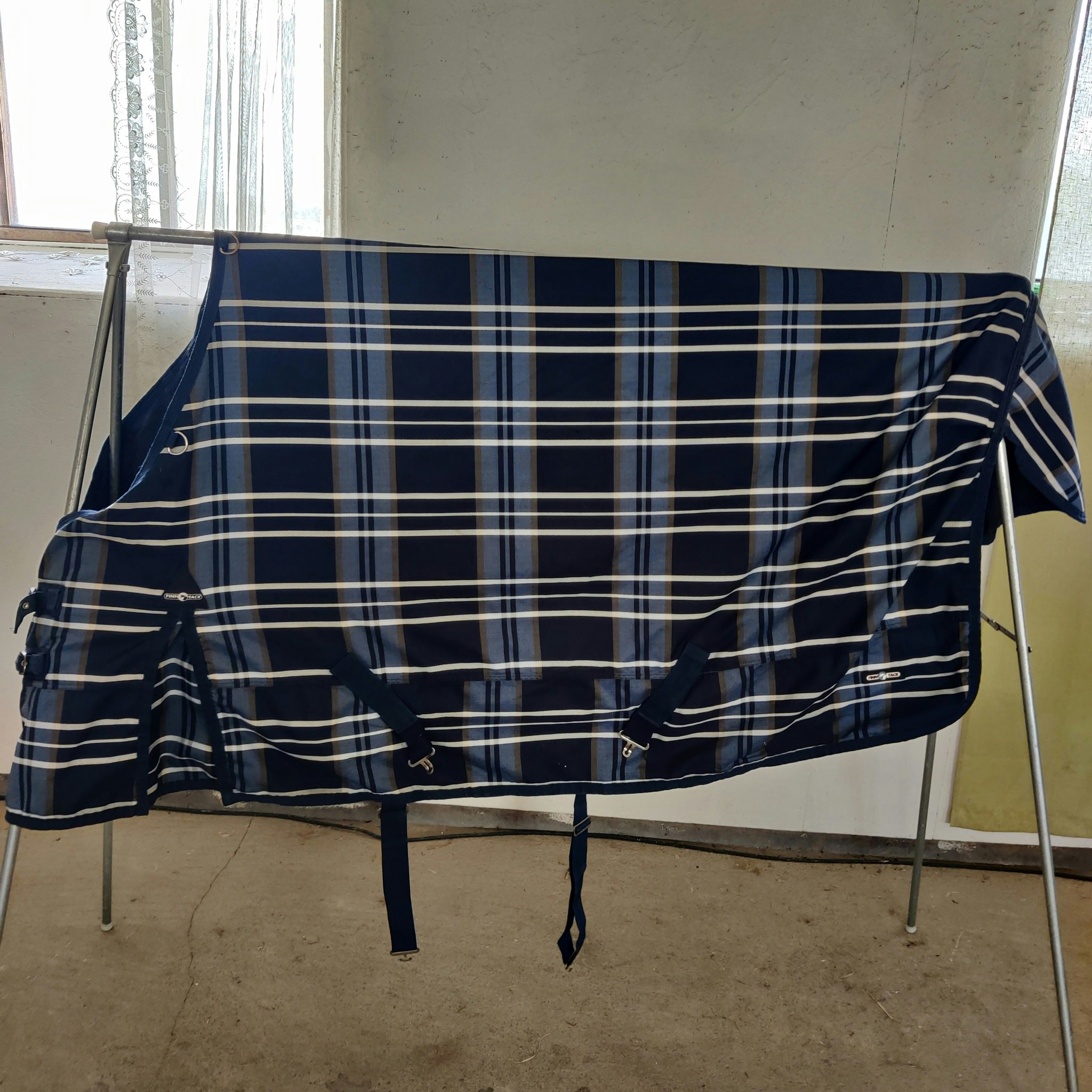 Rutigt regntäcke 135 cm ca 30 g Finntack