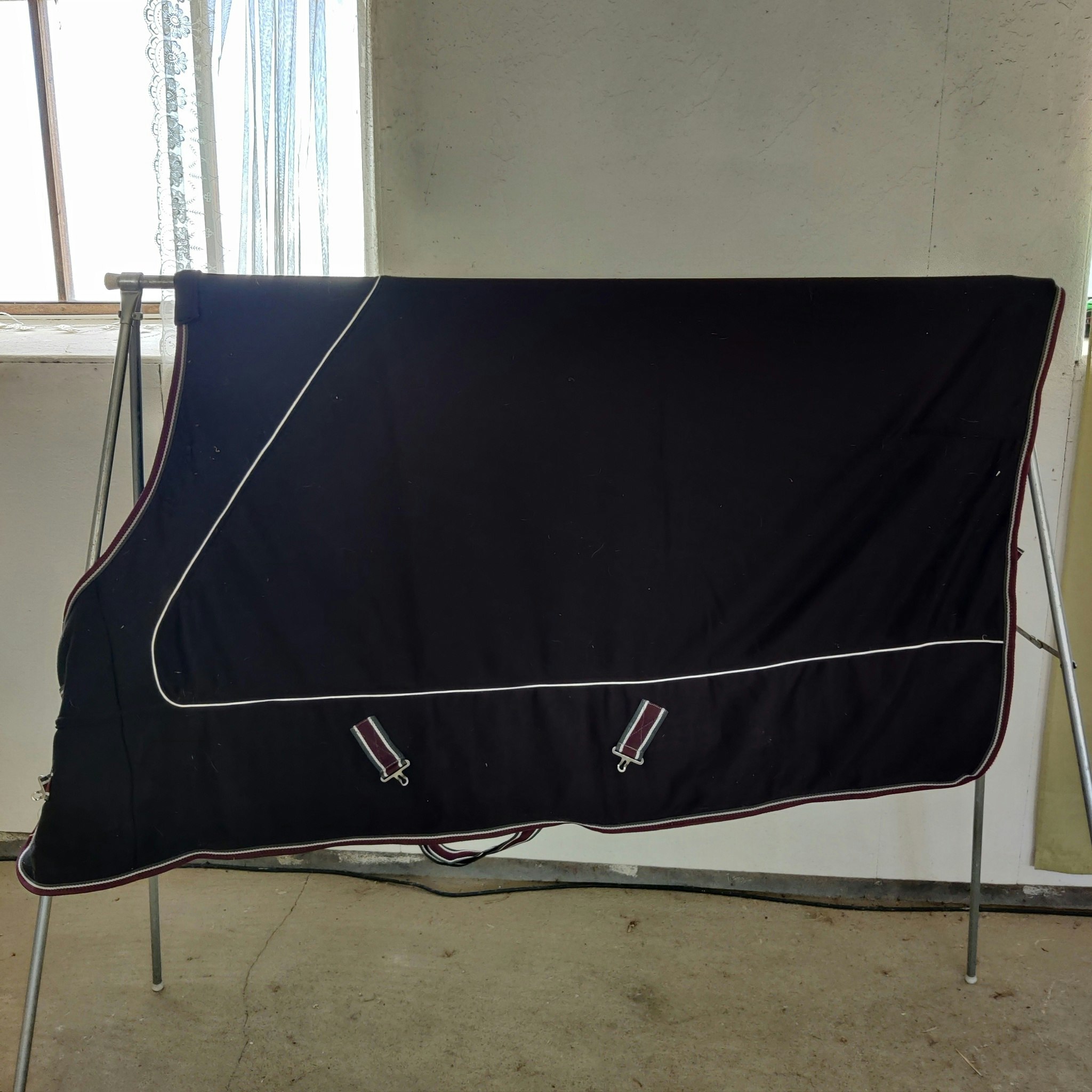 Svart fleecetäcke 135 cm Hansbo