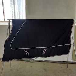 Svart fleecetäcke 135 cm Hansbo