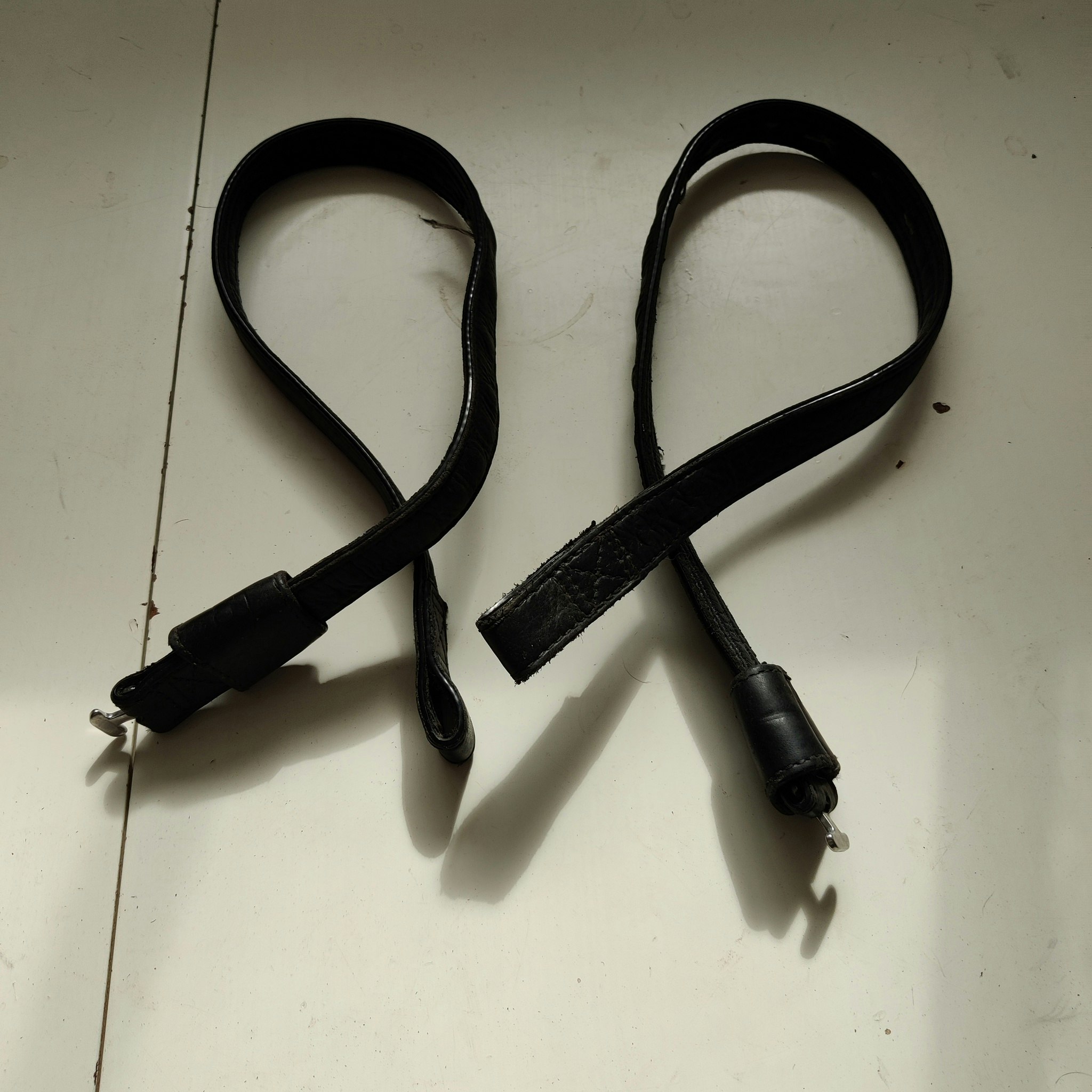 Svarta stigläder med t-spänne 71 cm Bates
