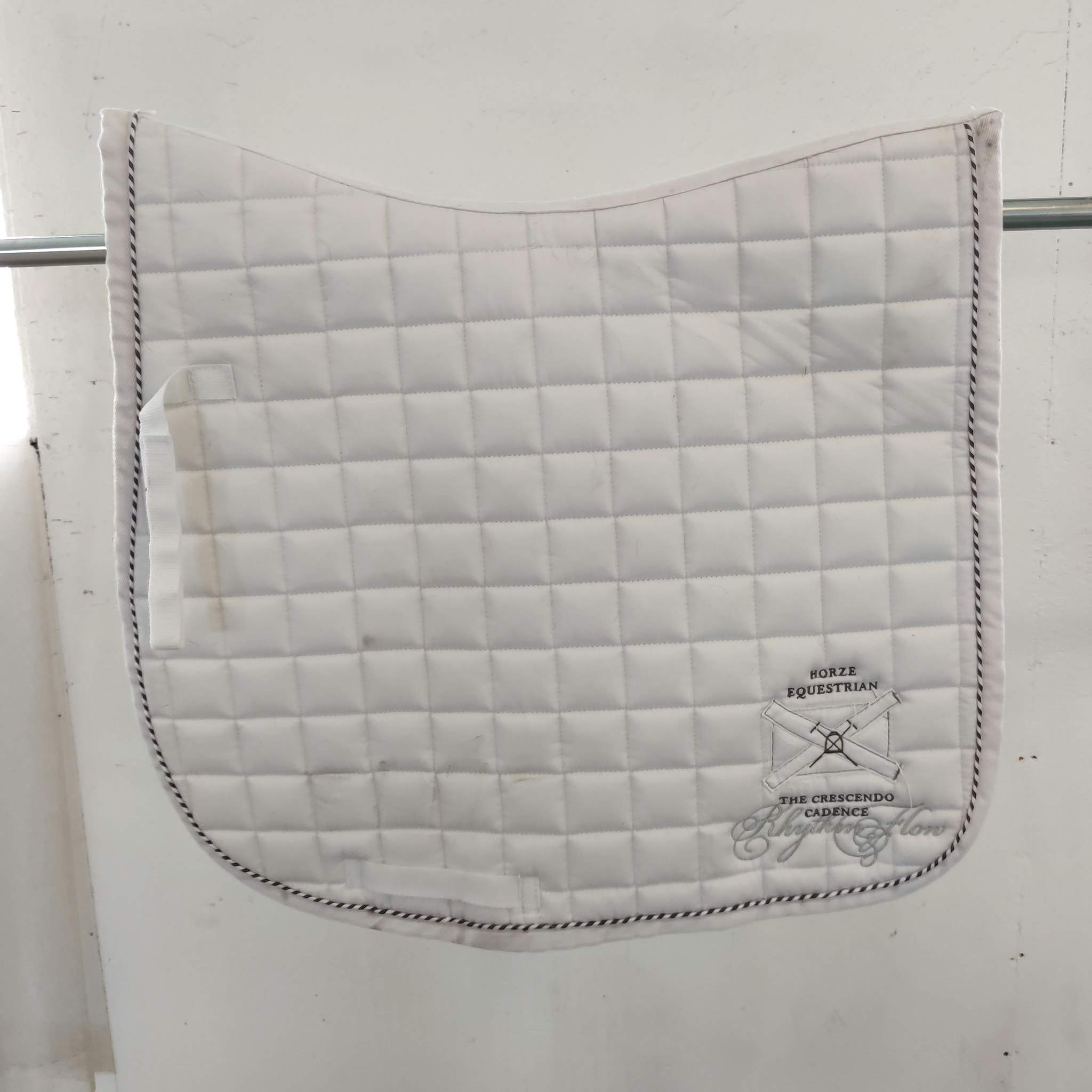 Vitt dressyrschabrak Horze FULL
