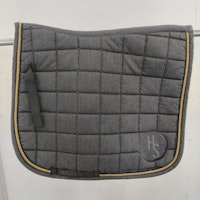 Grått dressyrschabrak Hansbo FULL