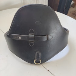 Svart magplattegjord 125 cm