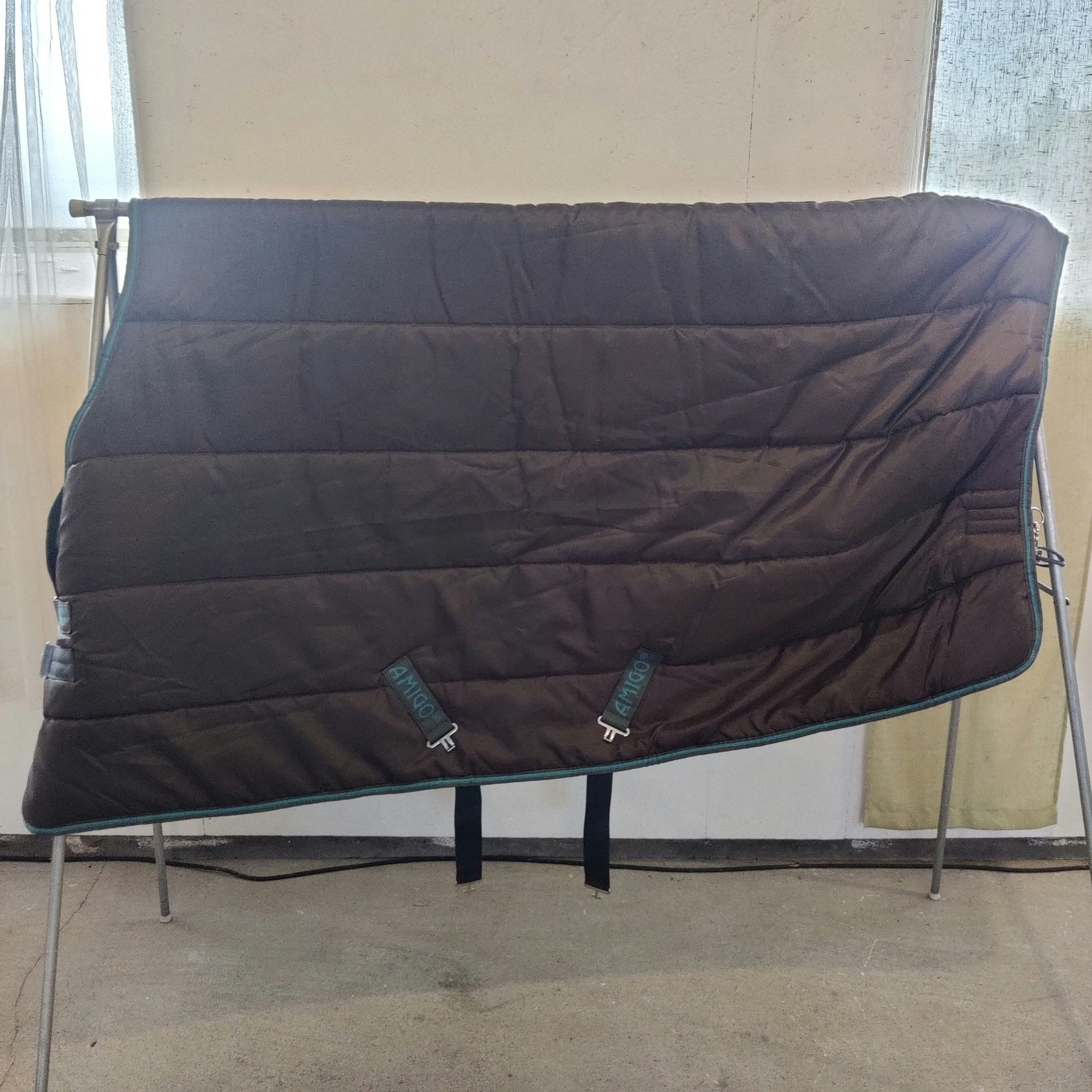 Brunt stalltäcke 130 cm 300 g Amigo Insulator