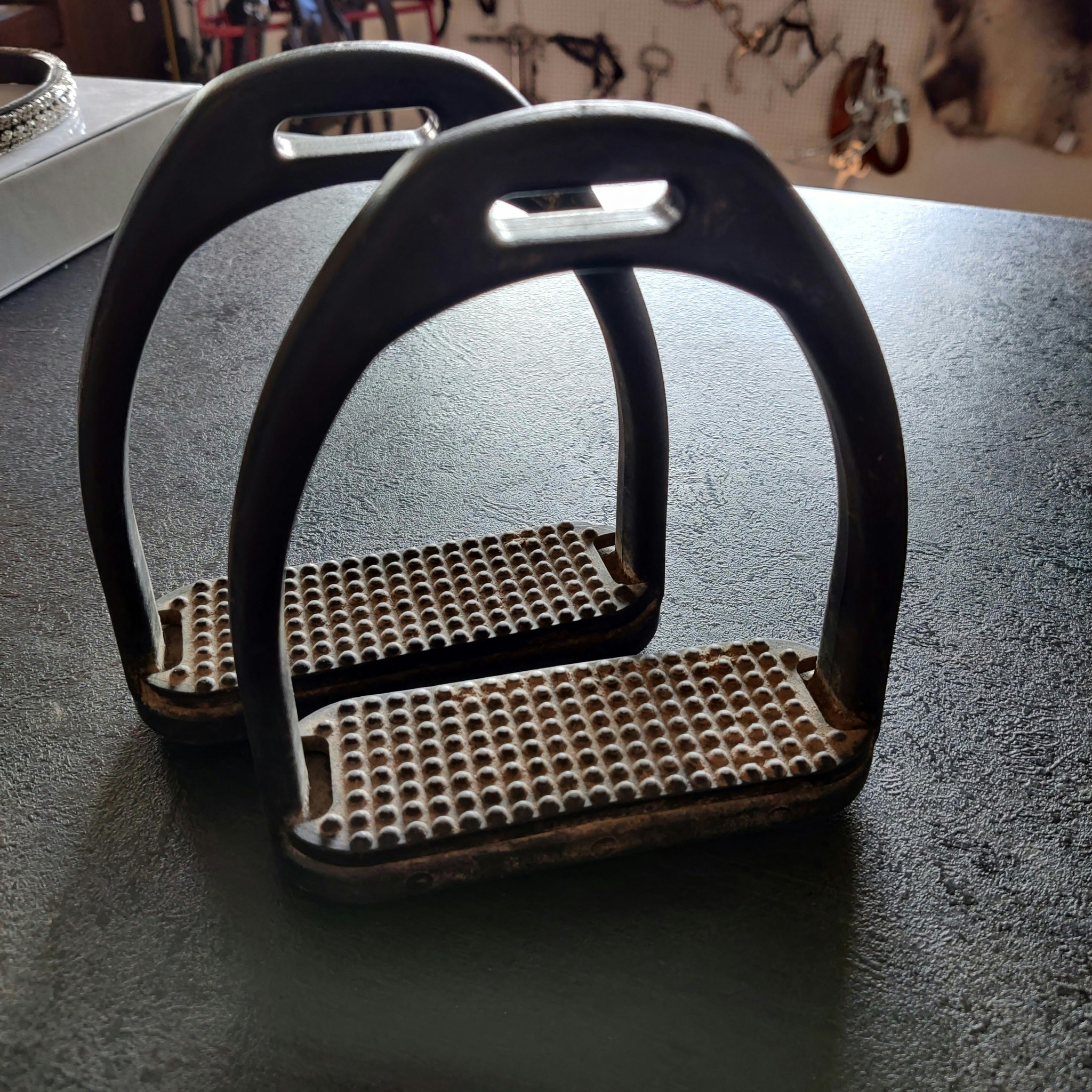 Svarta plaststigbyglar 11.5 cm