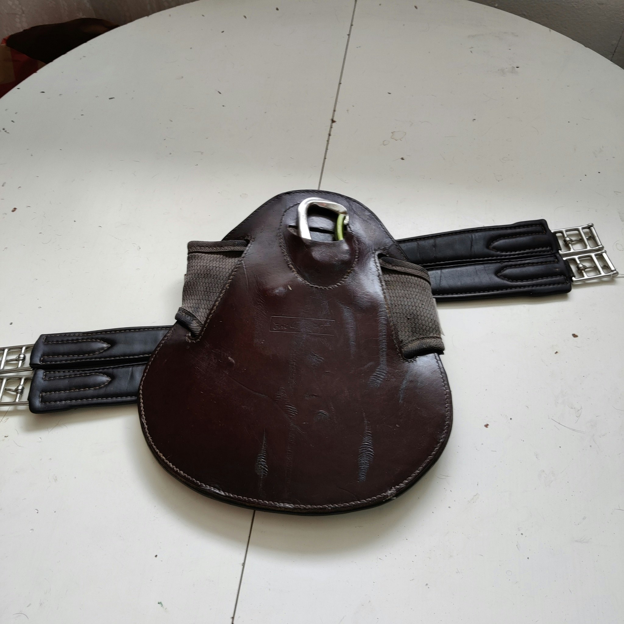 Mörkbrun gjord med magplatta 120 cm ELT