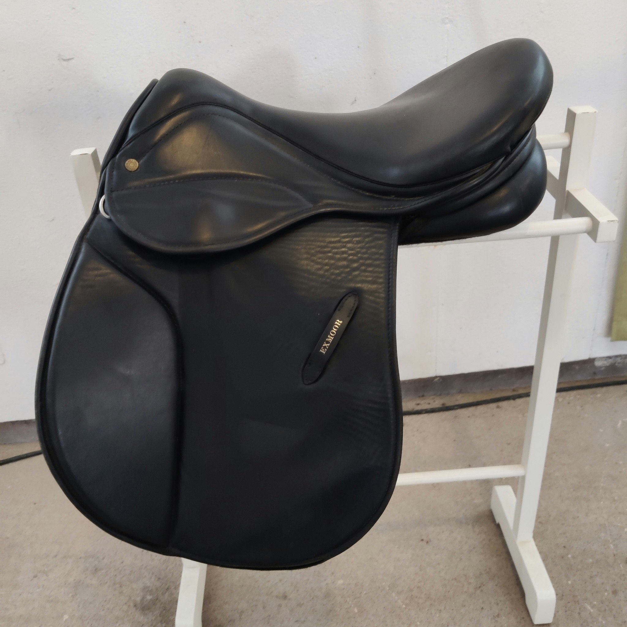 Svart allroundsadel 16 tum MW Jensen Exmoor