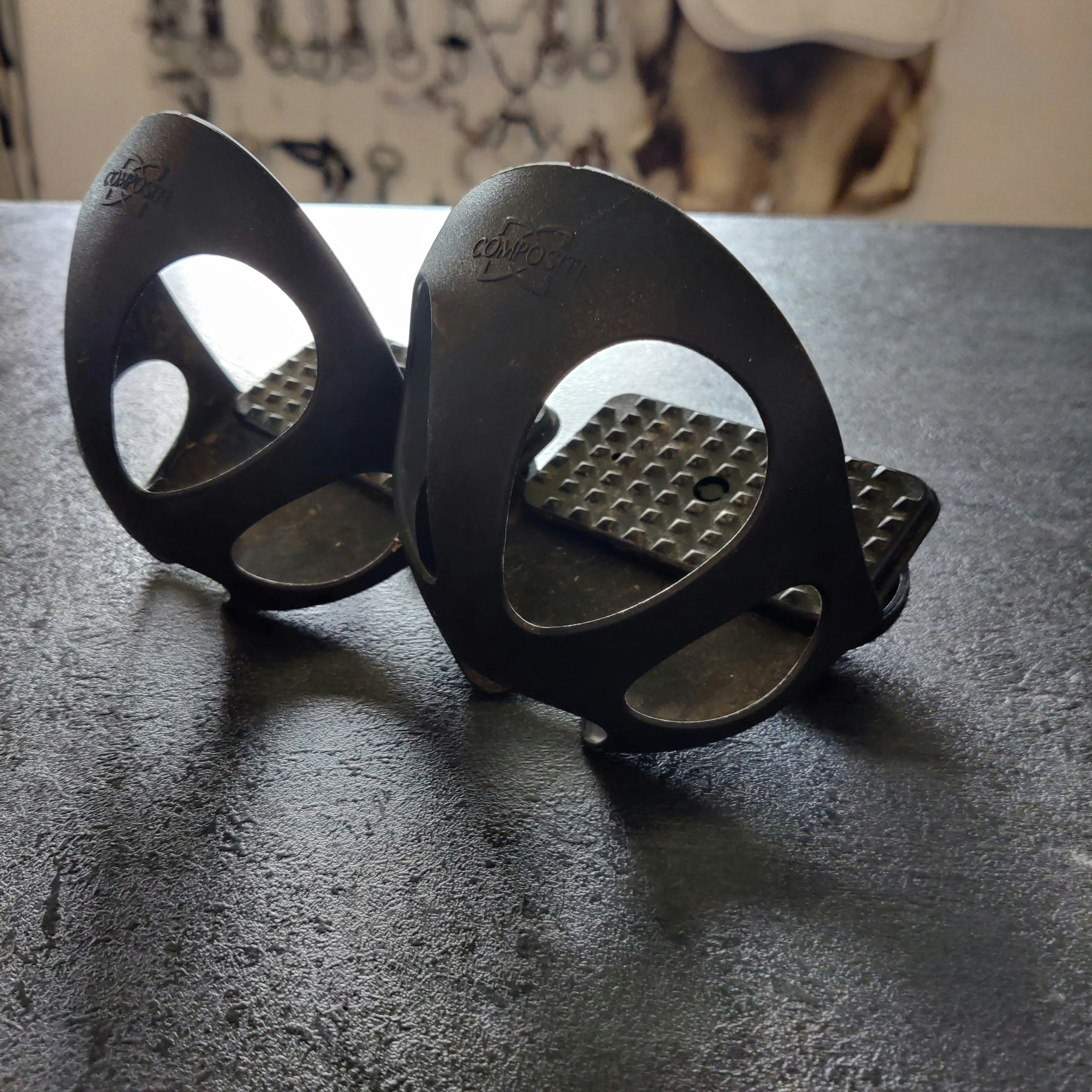 Tåhättor att fästa på stigbygeln Compositi