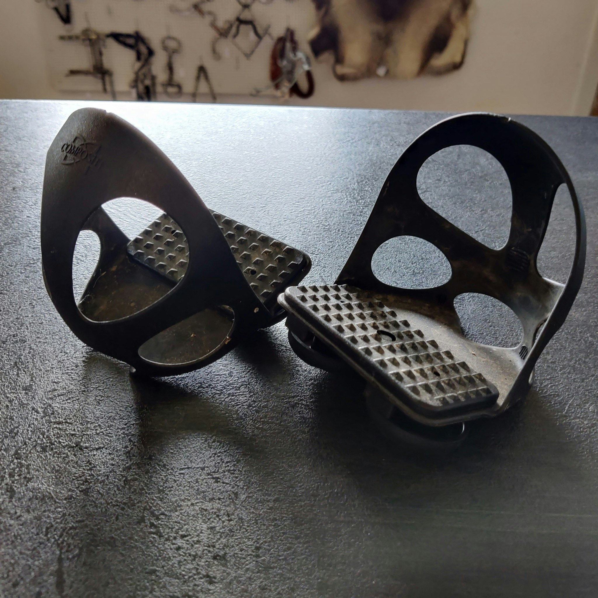 Tåhättor att fästa på stigbygeln Compositi