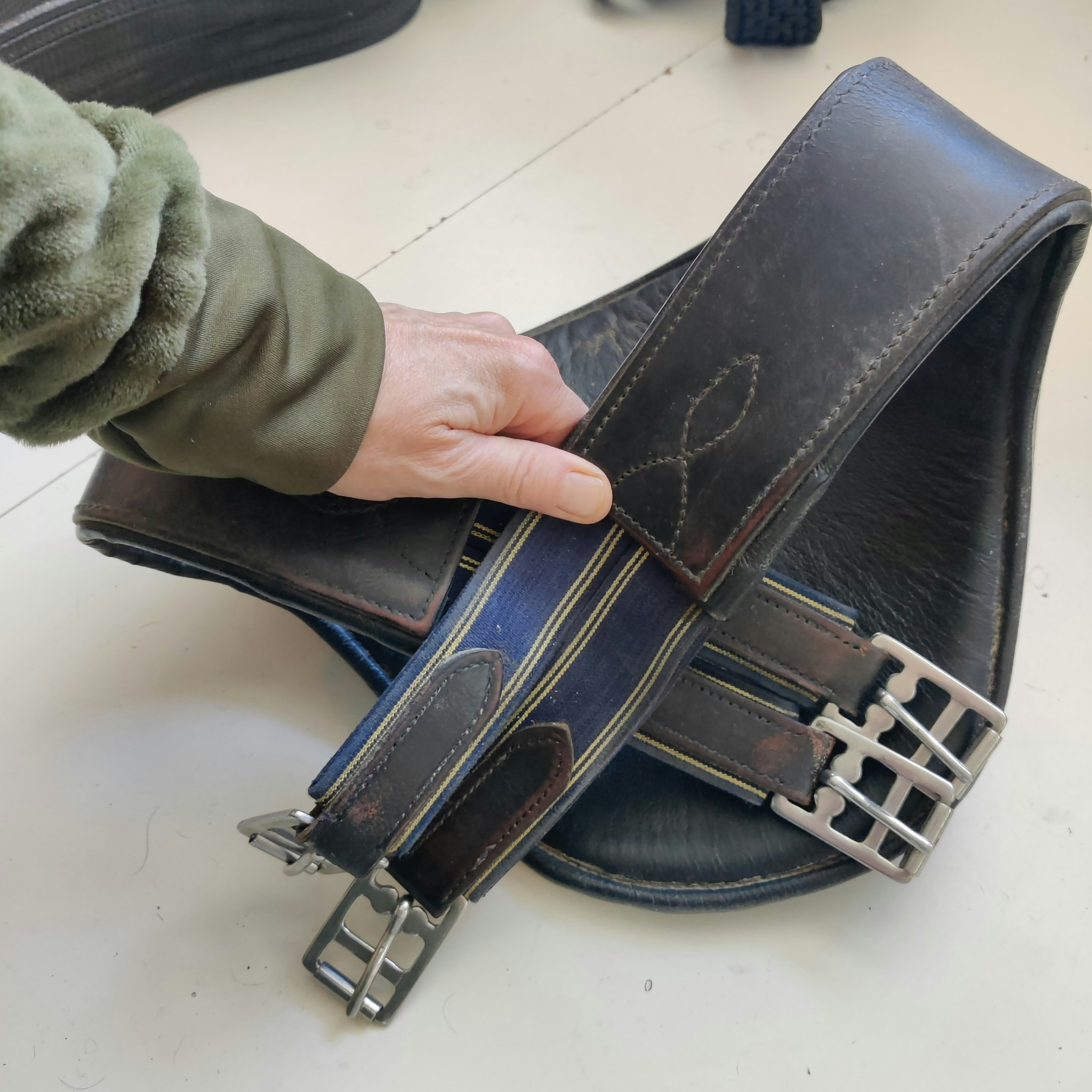Svart gjord med magplatta 120 cm