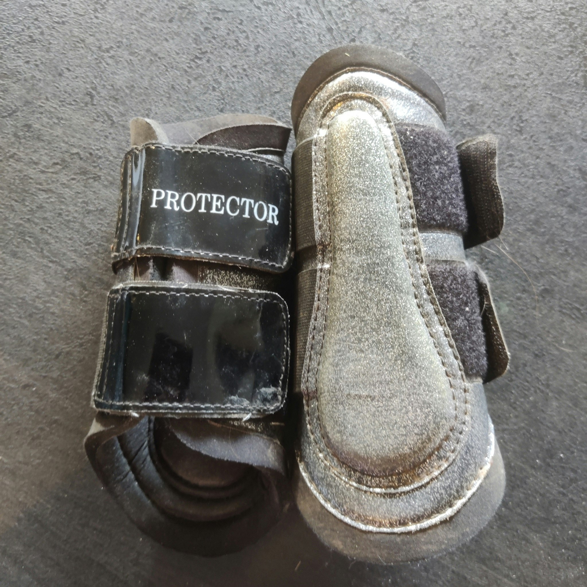 66.124 Glitterdamasker Protector PONNY