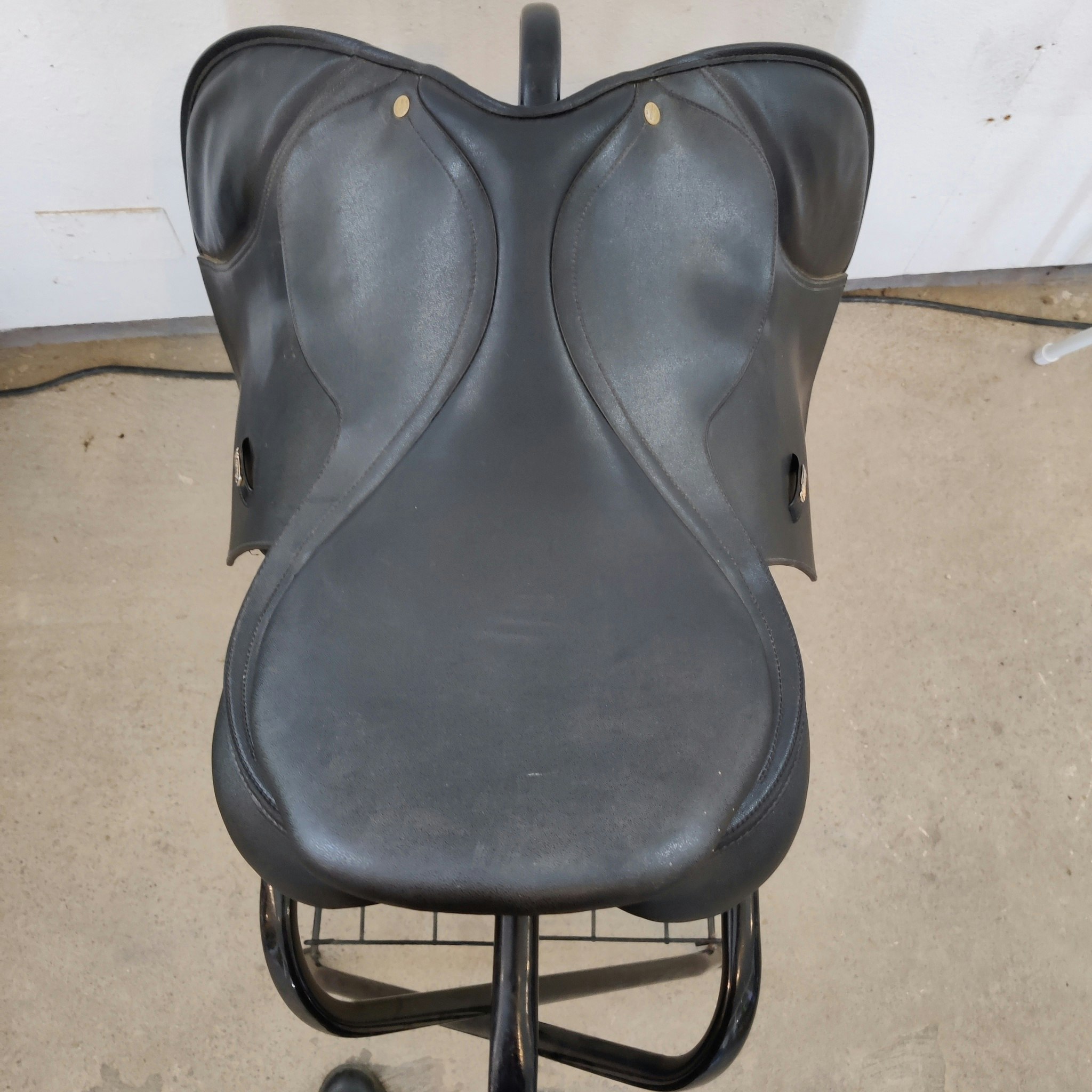 Svart hoppsadel 17 tum x-wide (vitt järn WINTEC