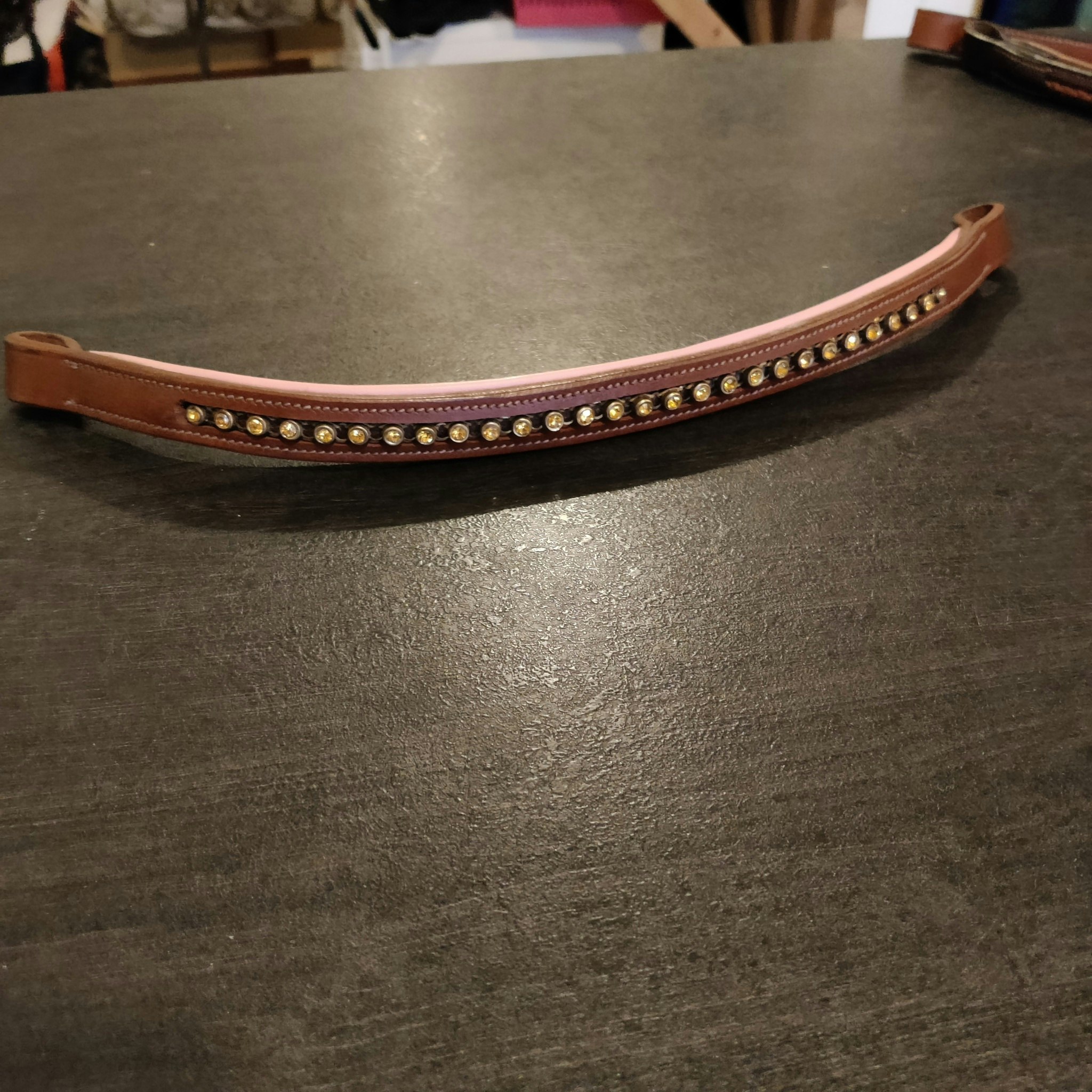 Brunt pannband med rosa foder och bling 37 cm