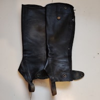 Svarta shortchaps SMALL Treadstone