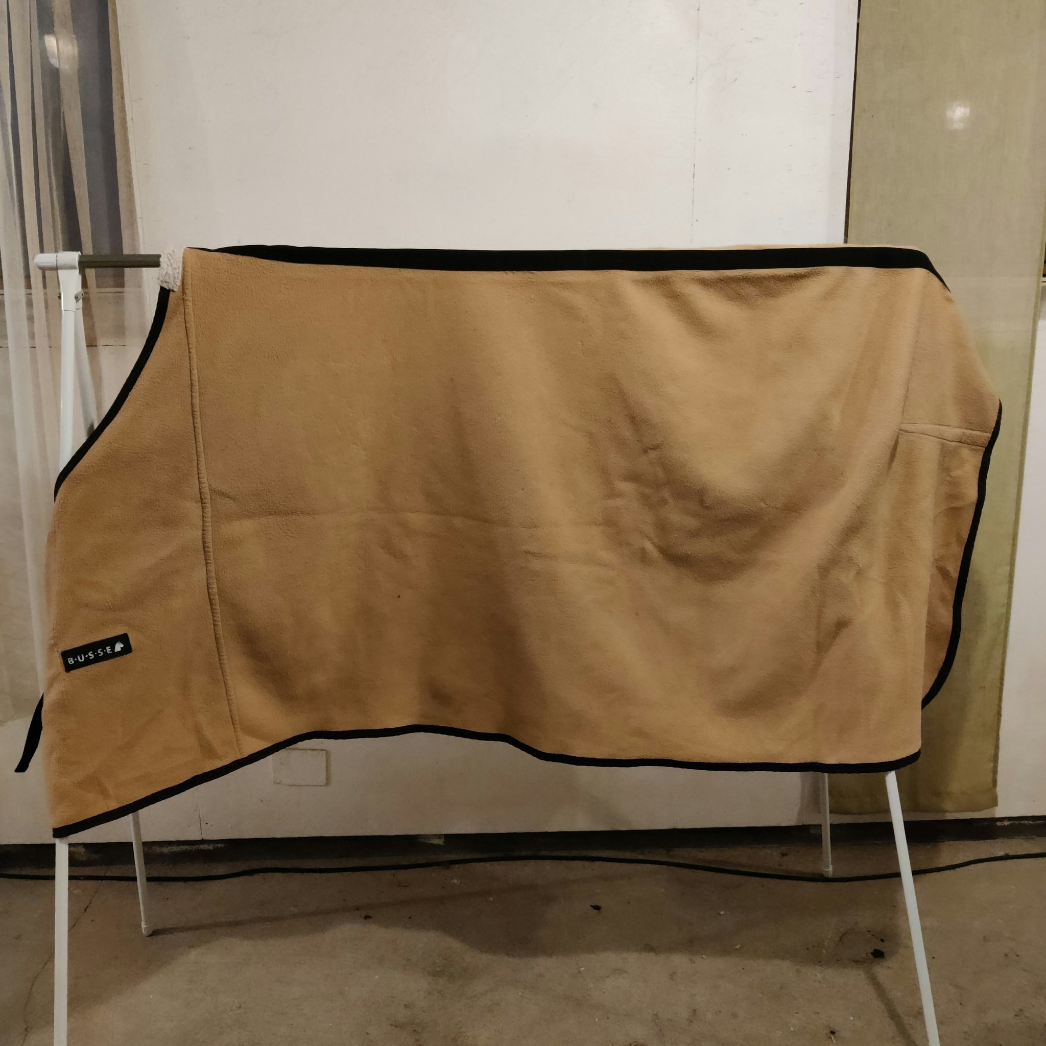 Ljusbrunt fleecetäcke 155 cm Busse