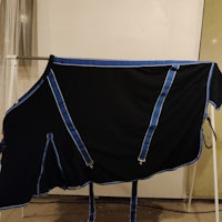 Blått fleecetäcke Shires 120 cm