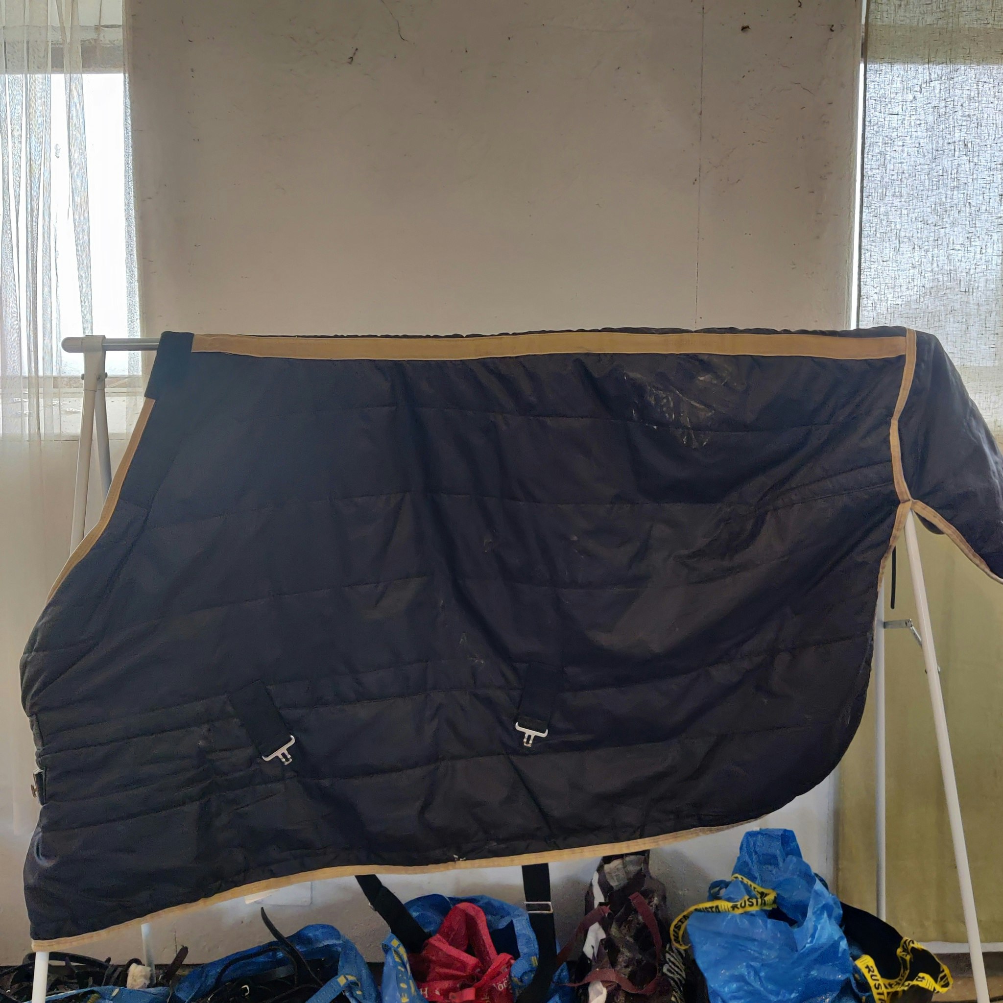 Svart stalltäcke 130 cm