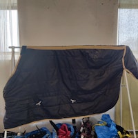 Svart stalltäcke 130 cm