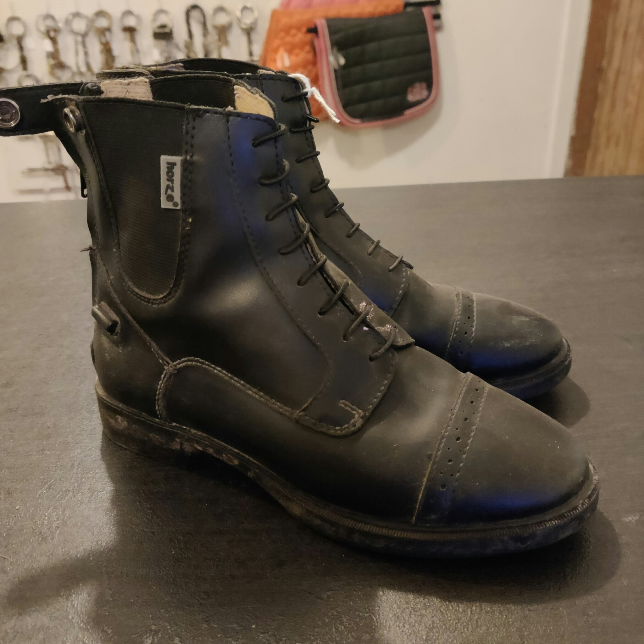 Svarta ridskor strl 35 Horze