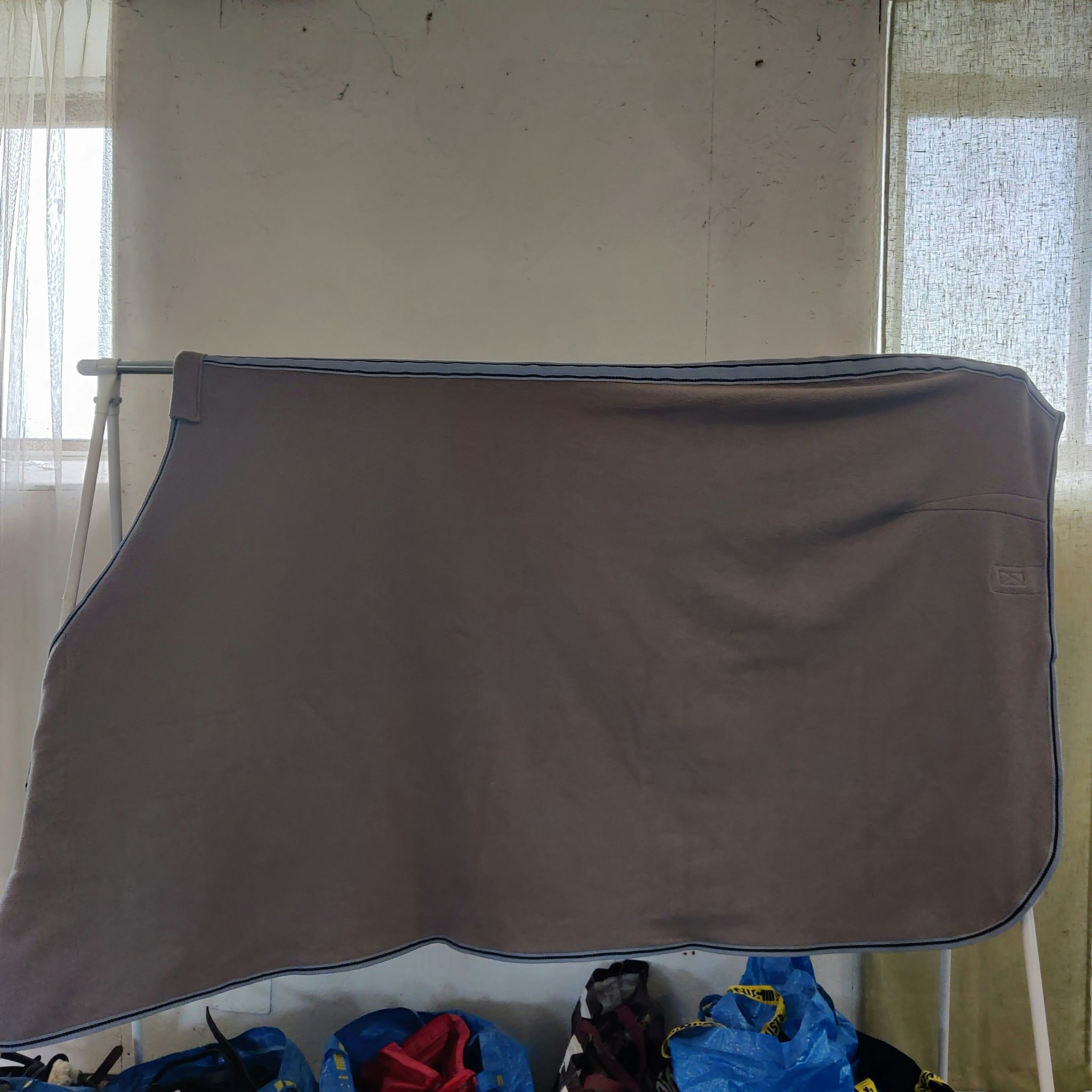 Grått fleecetäcke 135 cm