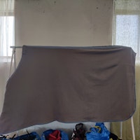 Grått fleecetäcke 135 cm