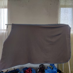 Grått fleecetäcke 135 cm