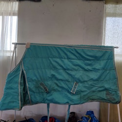 Ljusblått stalltäcke 125 cm ca 100 g