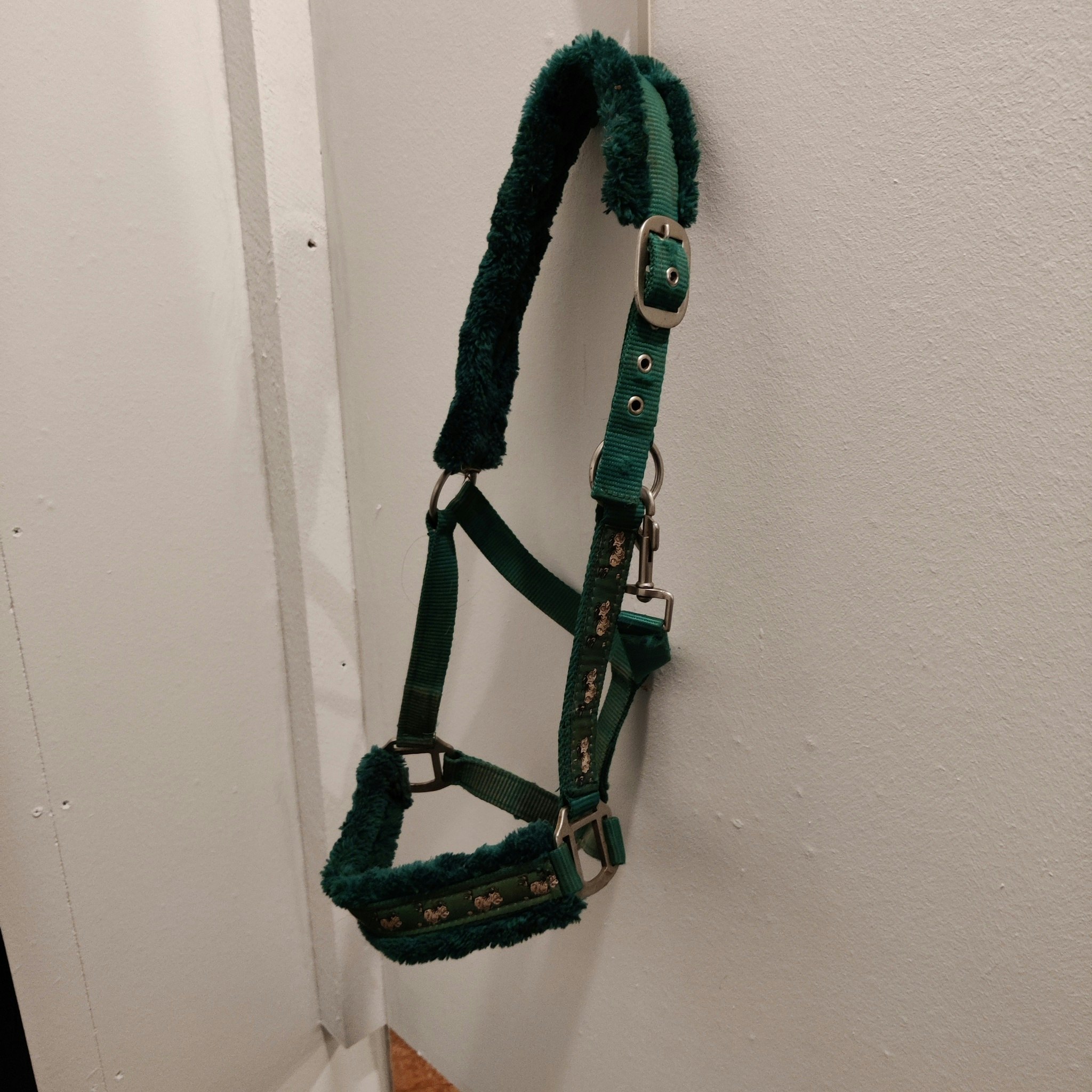 Grön grimma med ludd Mulle COB