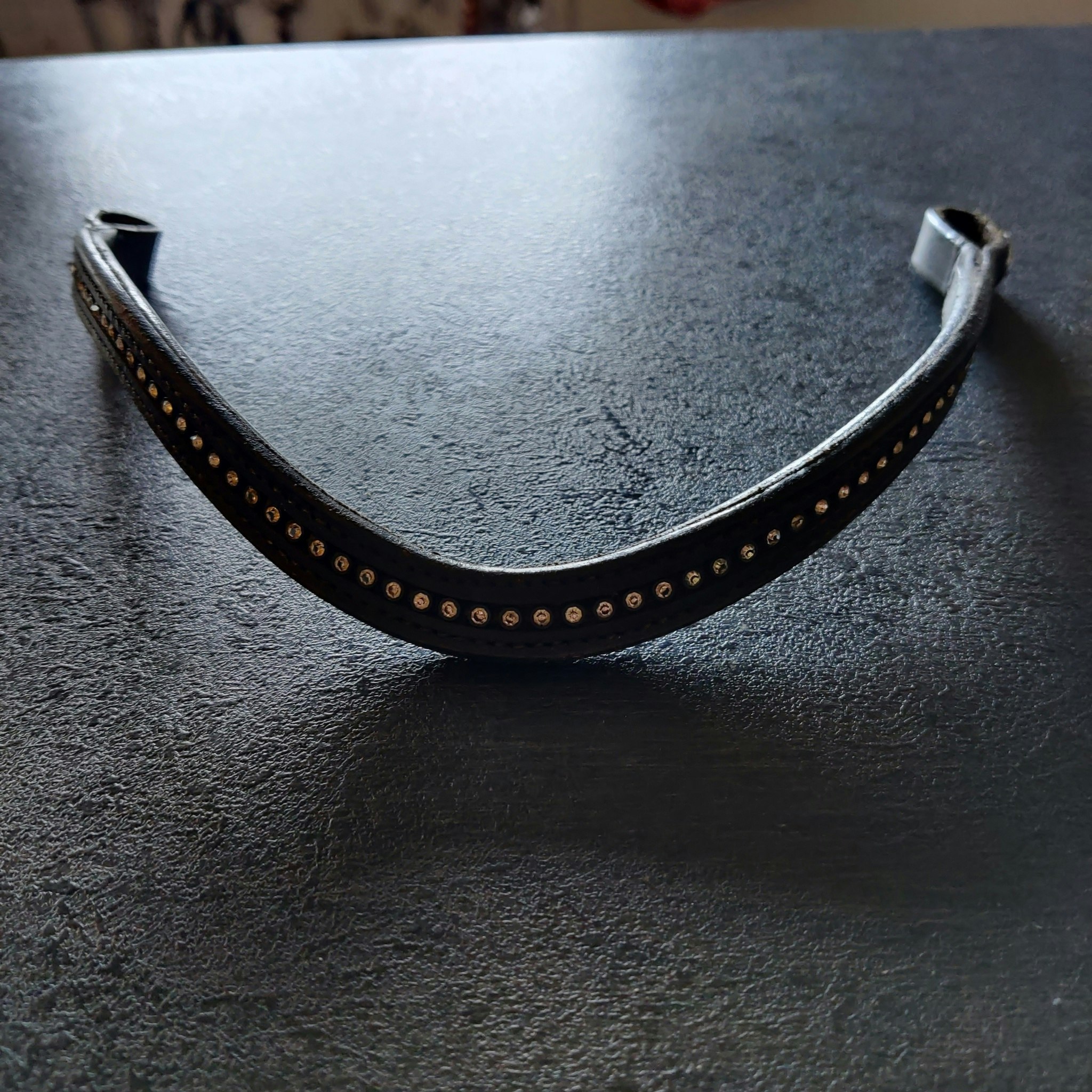 135.148 Svart pannband med bling 39 cm