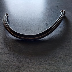 Svart pannband med vit söm 39 cm