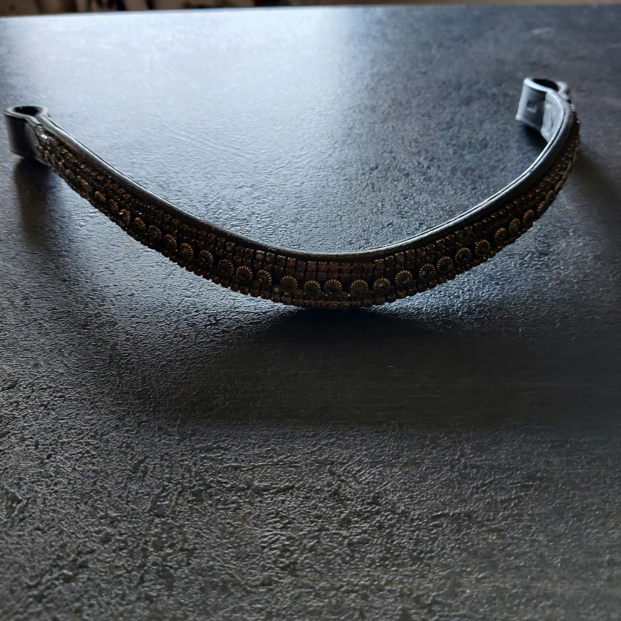 Svart pannband med bling Fairfield 40 cm