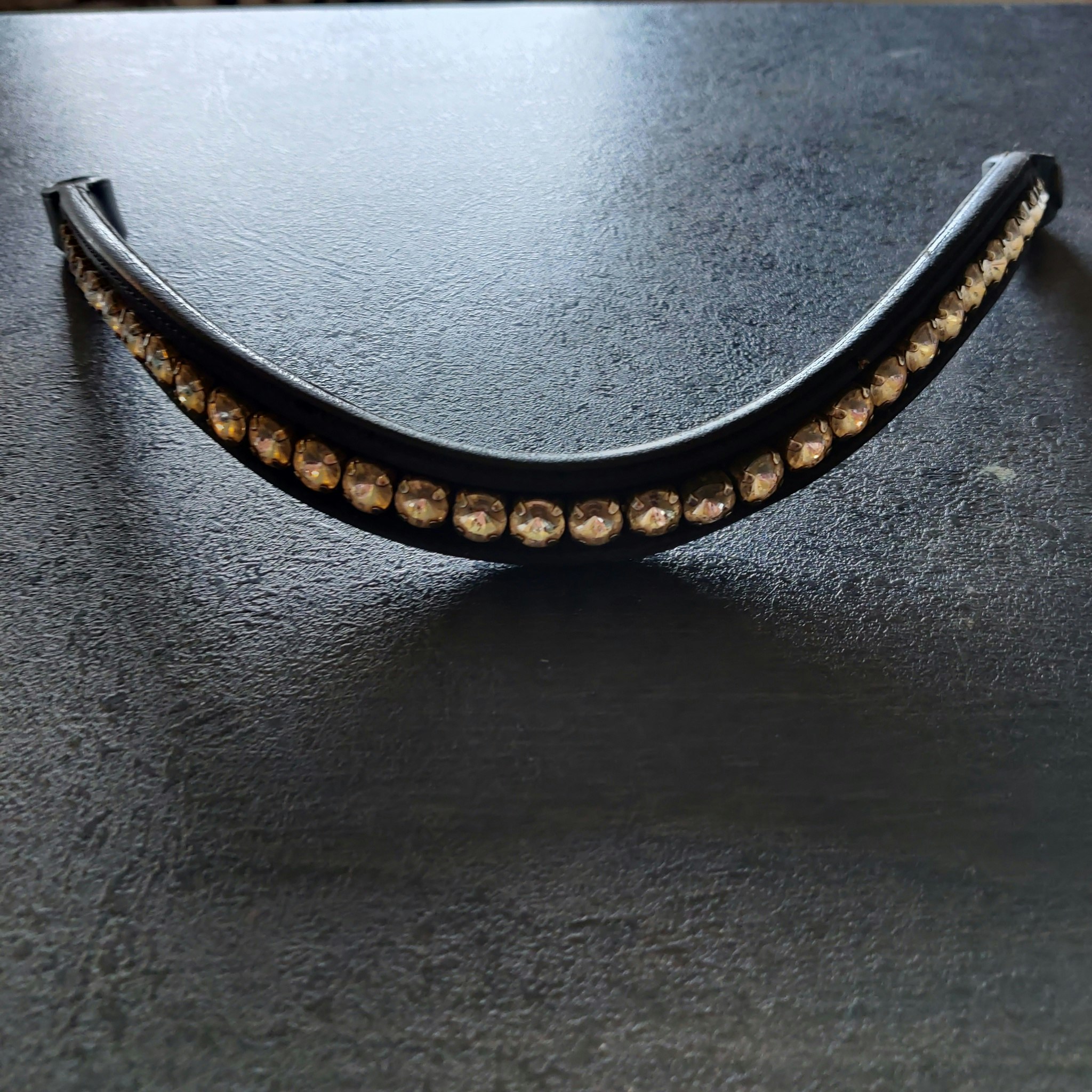 Svart pannband med bling JH Collection 43 cm