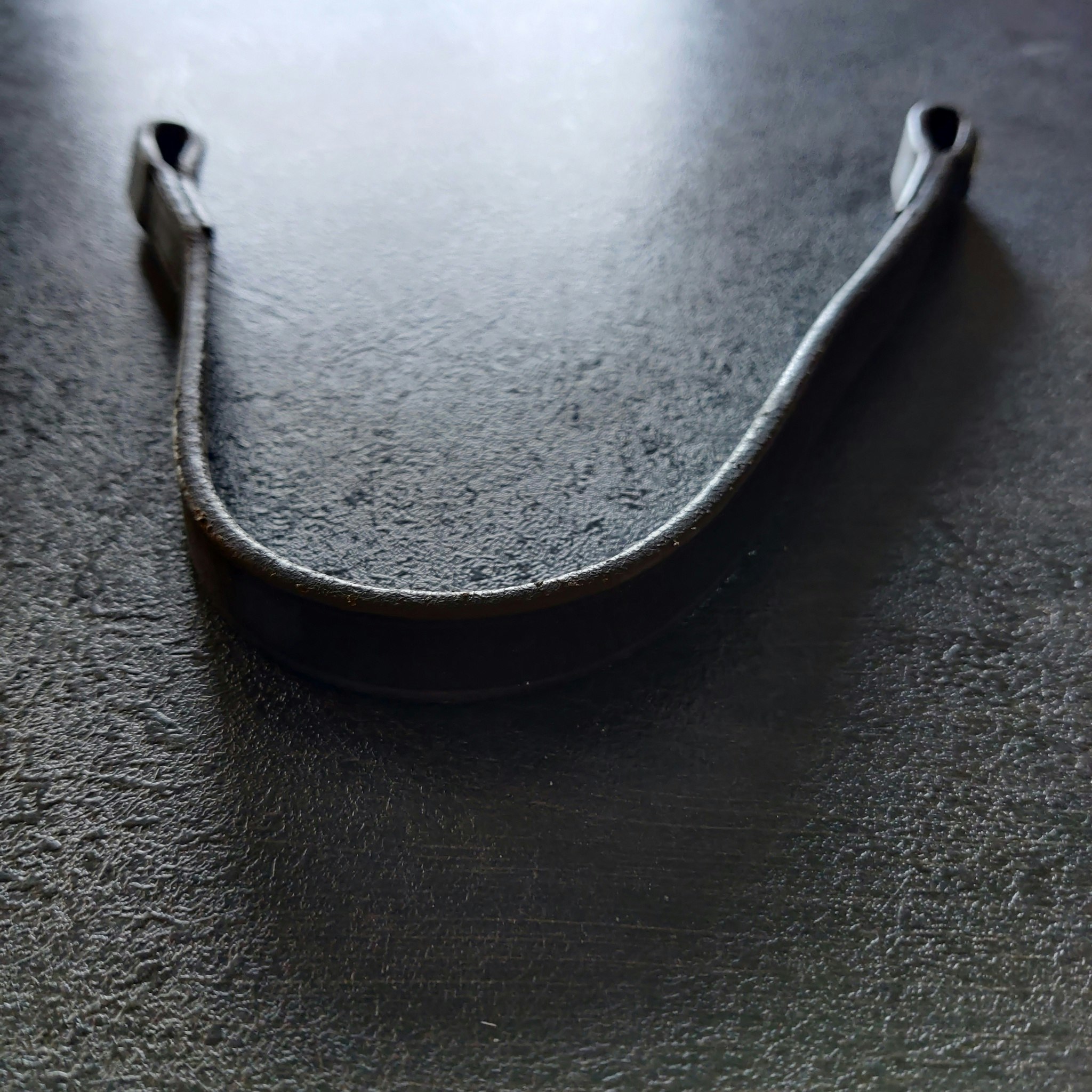 Mörkbrunt slätt pannband Claridge House 40 cm