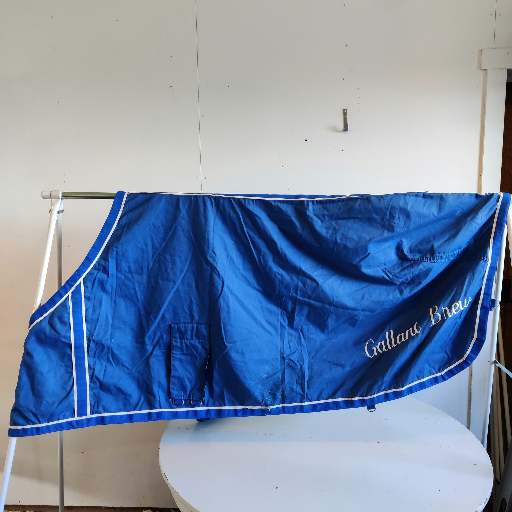 Blått transporttäcke 125 cm Broderat "Gallant Brew"