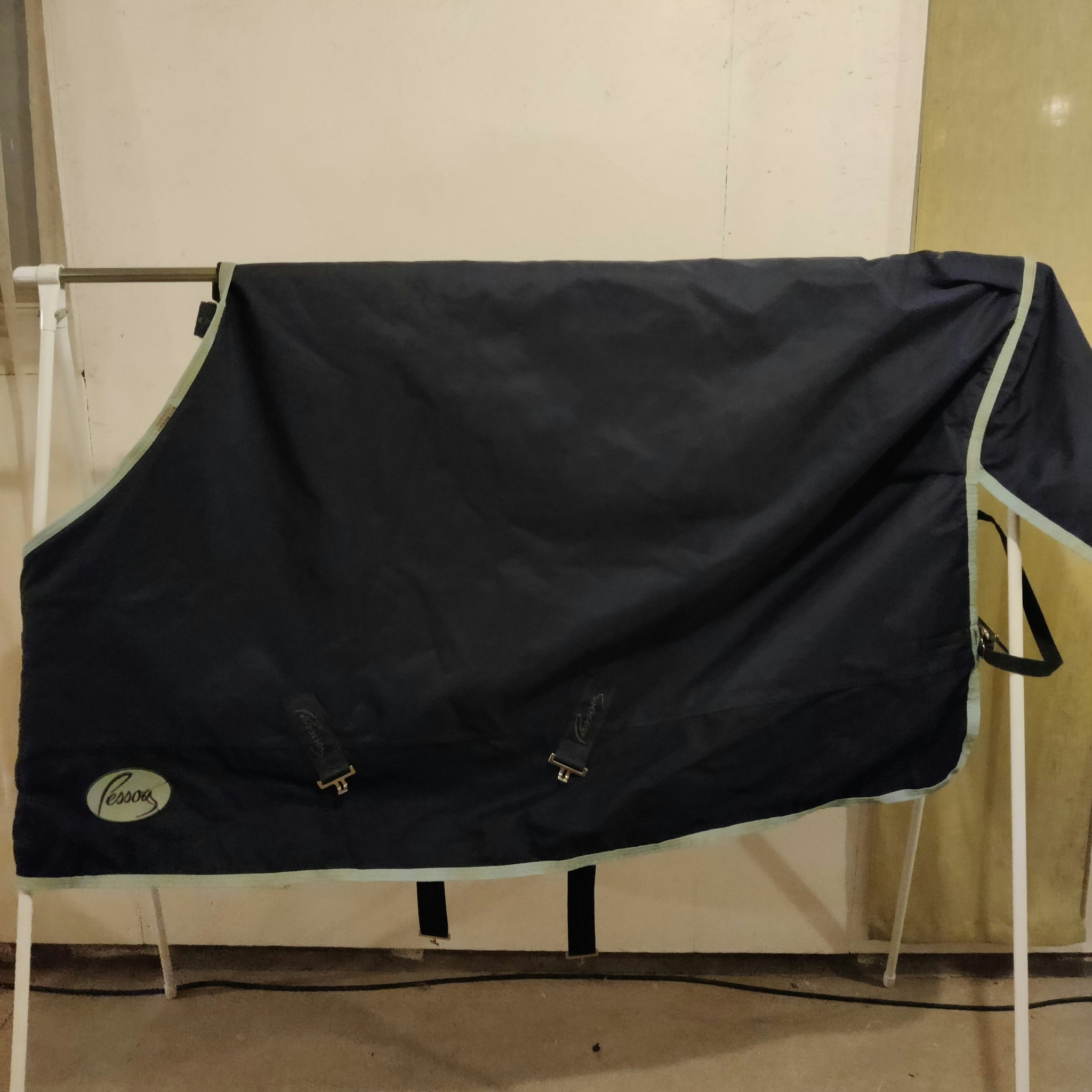 66.55 Blått regntäcke med löstagbar hals 125 cm ca 100 g Pessoa
