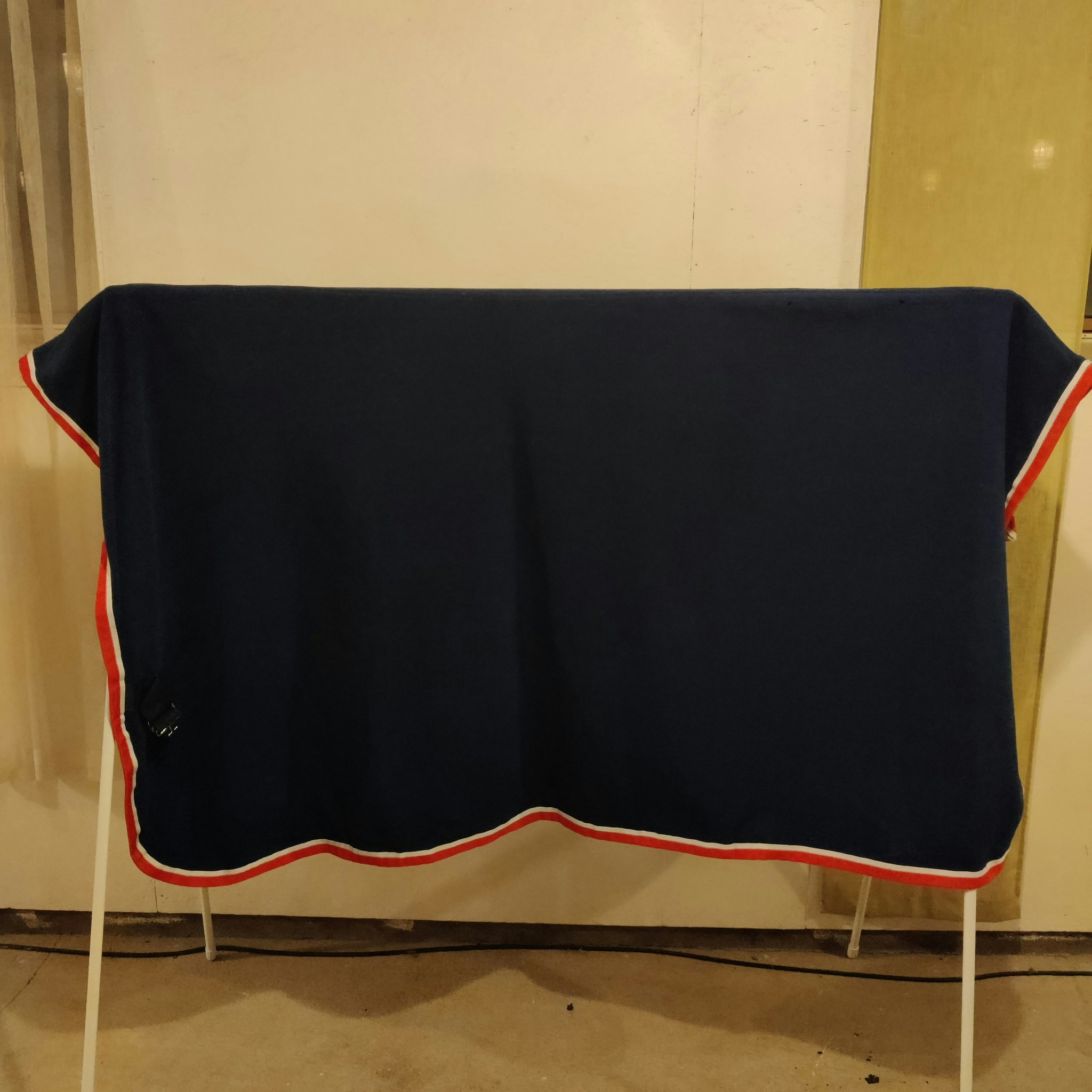 Blått fleecetäcke med hals 145 cm