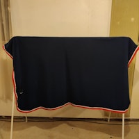 Blått fleecetäcke med hals 145 cm