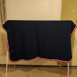 Blått fleecetäcke med hals 145 cm