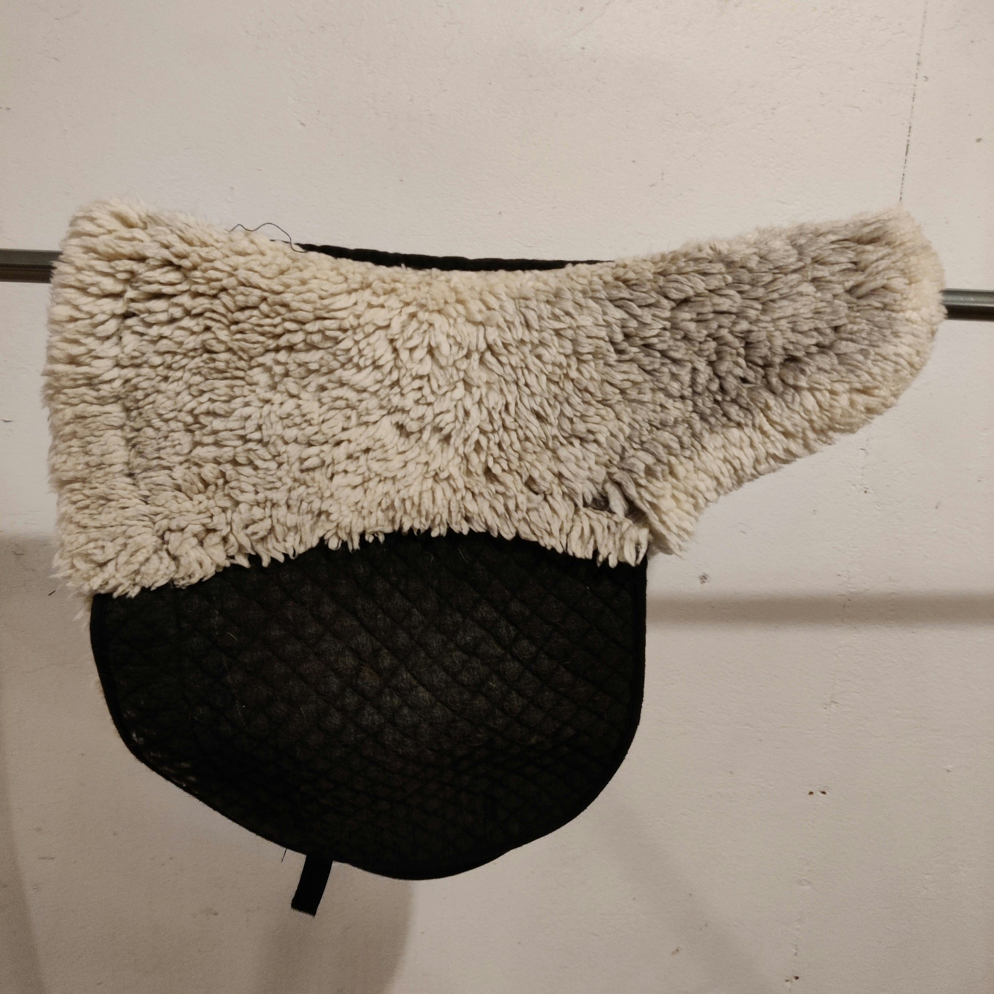 Svart vojlock med fårskinn FULL